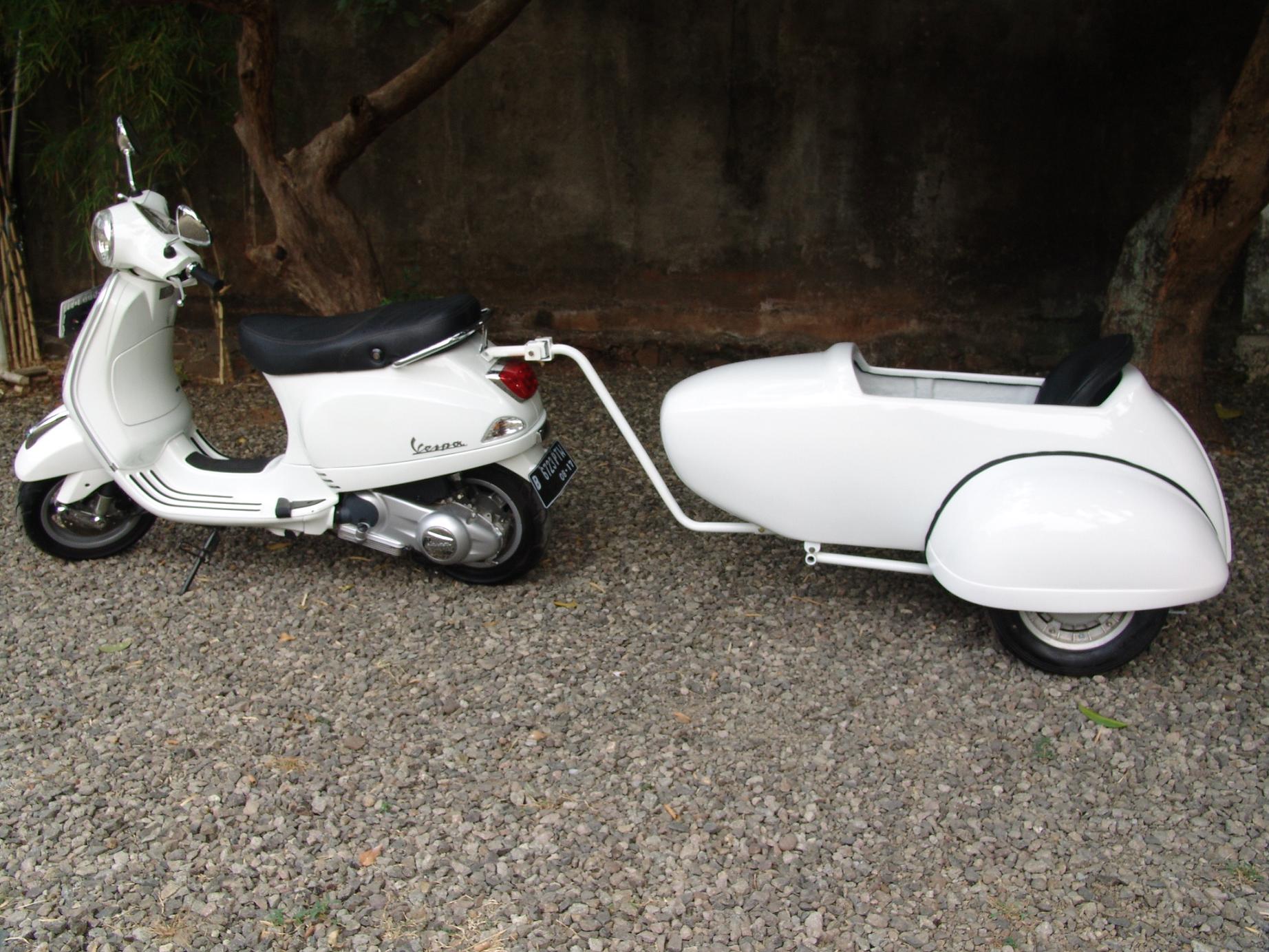 Trailer Kit for Vespa – detachable fiberglass sidecar by Scooter99 (left view)